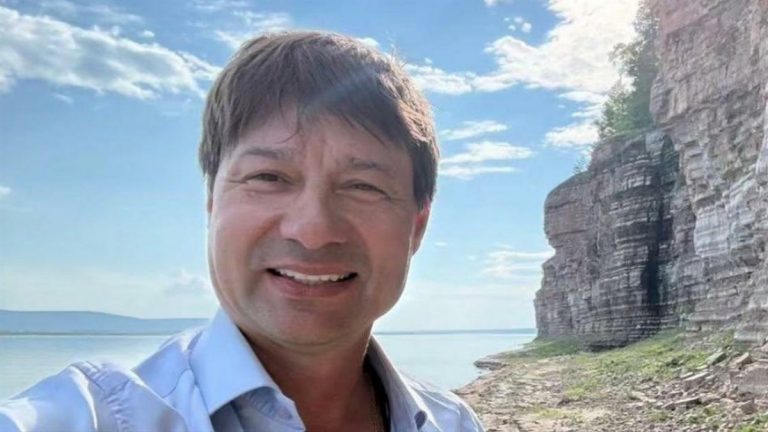 «Самый романтичный» депутат назвал улицу в честь жены: Виктория — эффектная блондинка